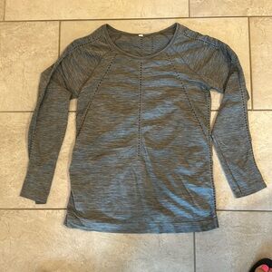 Athleta Foothill Long sleeved Tee. Size M. Heather Grey. EUC